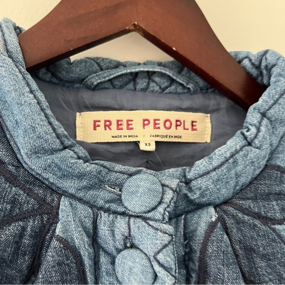 Free People Quinn Quilted Denim Jacket XS NWT Blue Floral Embroidered Boho - Picture 4 of 8